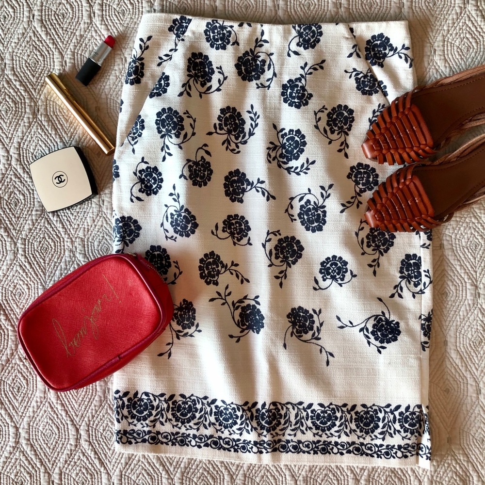 🌷🌷🌷White and navy print pencil skirt for spring